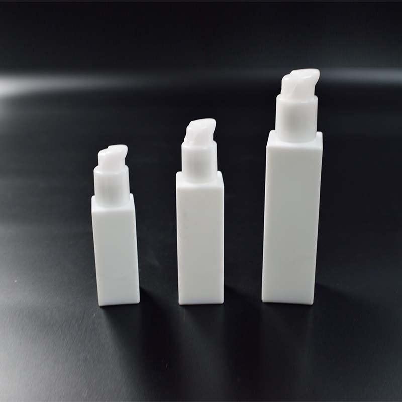 Luxury Cosmetic Skincare Packaging Flat Shoulder Glass Bottle 30Ml 50Ml 100Ml 120Ml White Pump Body Lotion Bottle