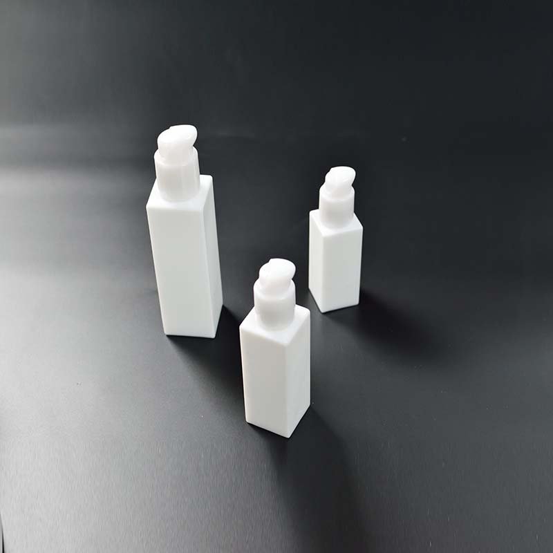 Luxury Cosmetic Skincare Packaging Flat Shoulder Glass Bottle 30Ml 50Ml 100Ml 120Ml White Pump Body Lotion Bottle