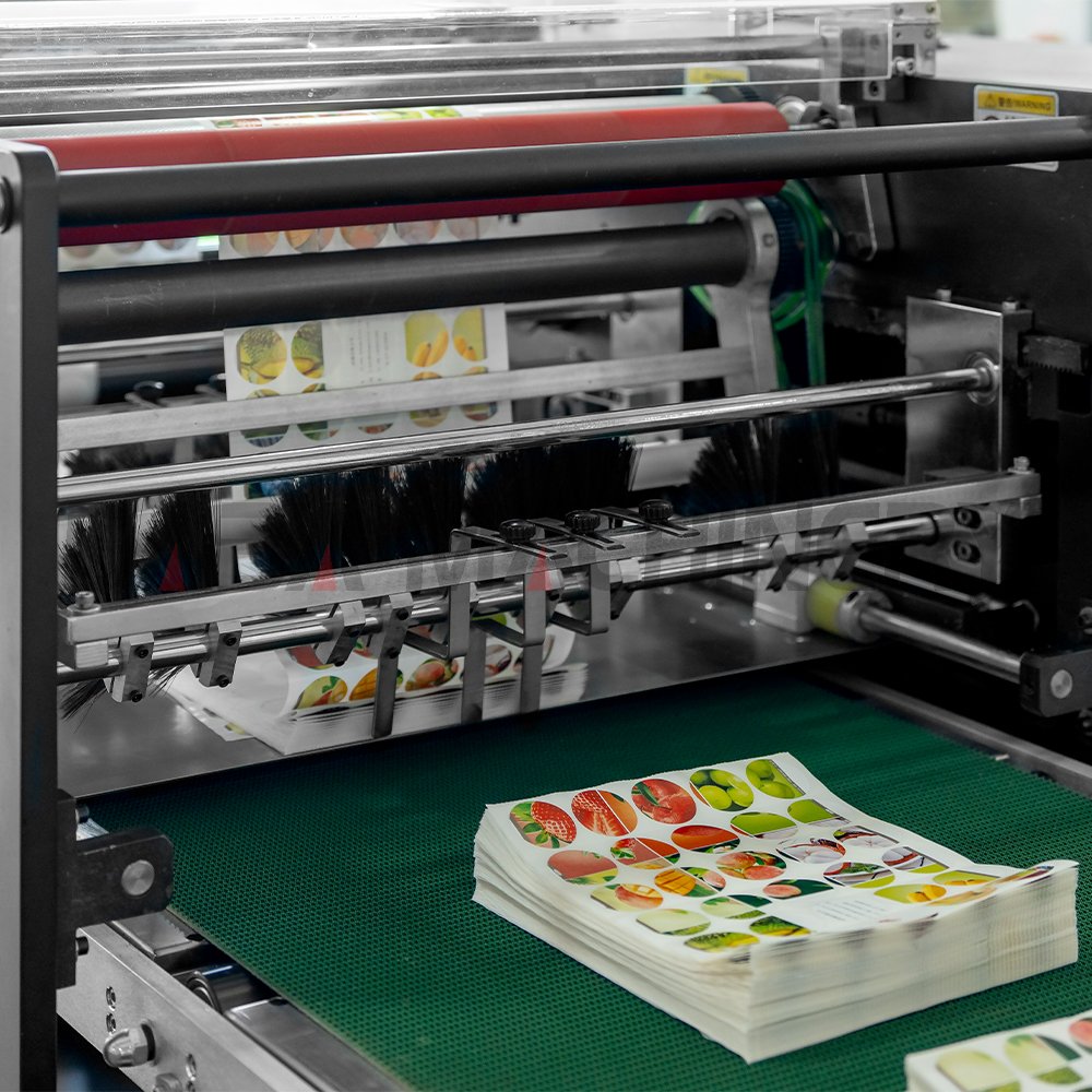Efficiently Various Label Boarding Passes Production Handkerchief Paper Folding Machine