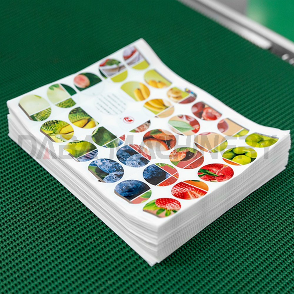 Efficiently Various Label Boarding Passes Production Handkerchief Paper Folding Machine