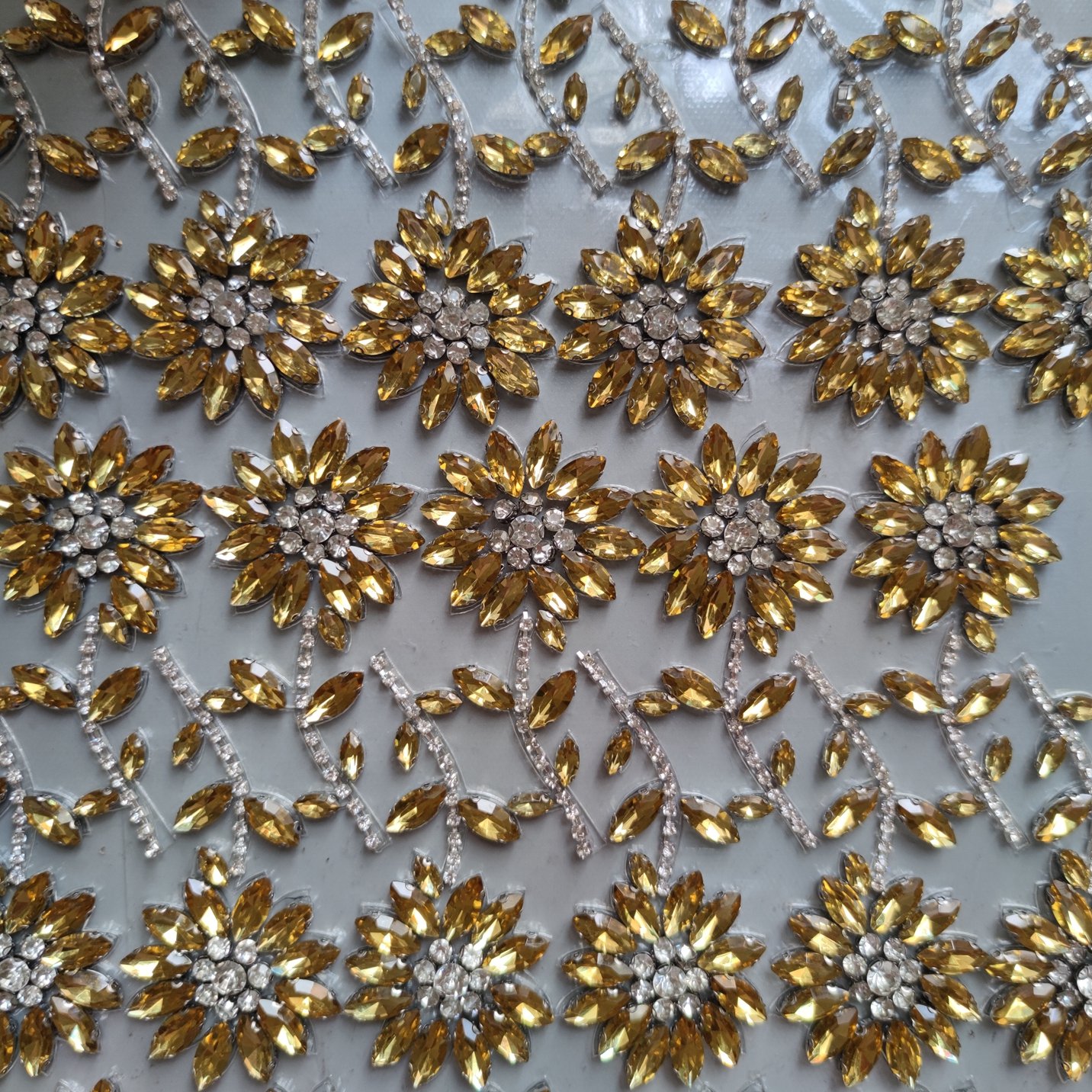 Ironed on glue back gold color flower shinny rhinestone appliques for bags