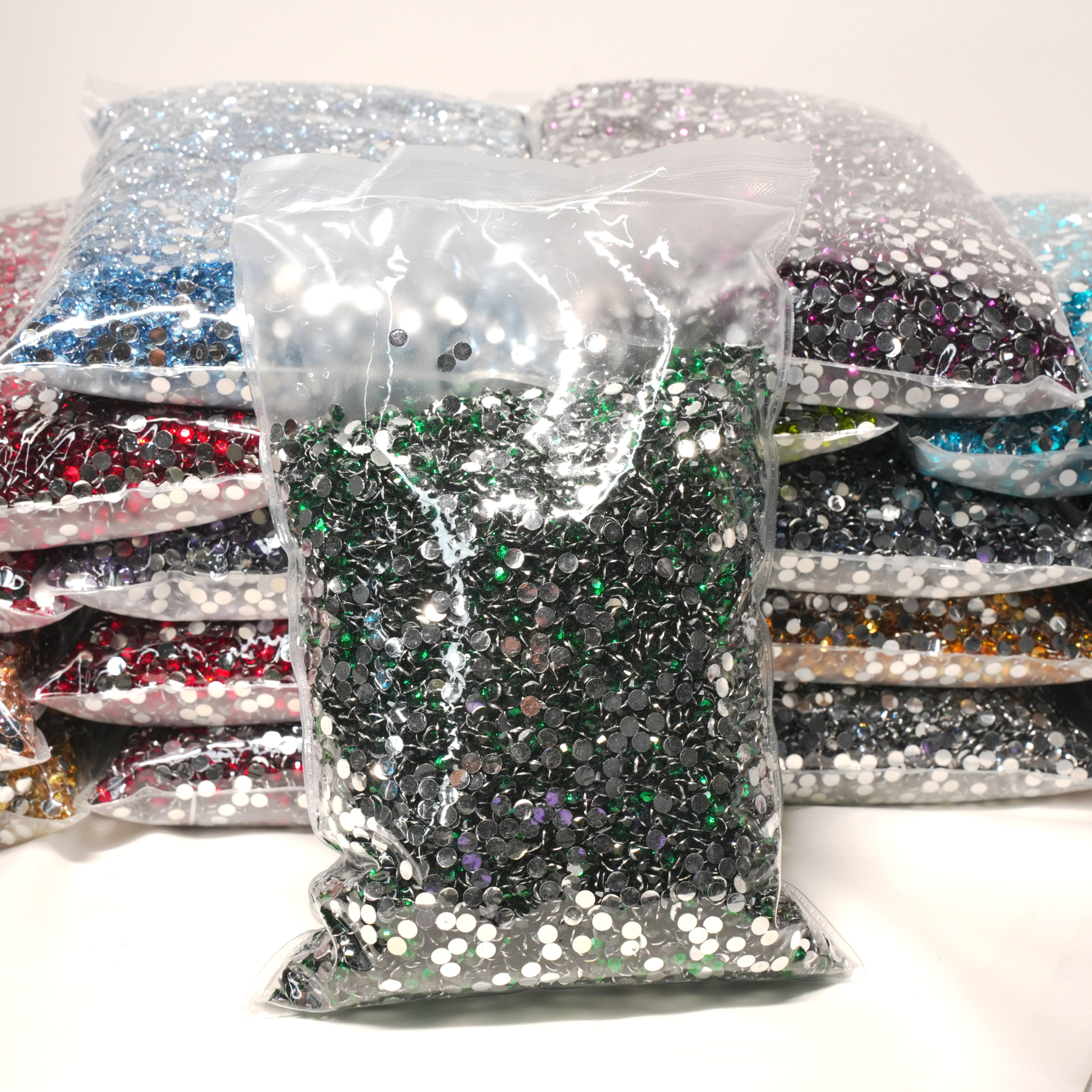 XULIN China Factory Wholesale Jet Color 2mm 3mm 4mm 5mm 6mm Flat Back Resin Rhinestones For T-shirt Decorate