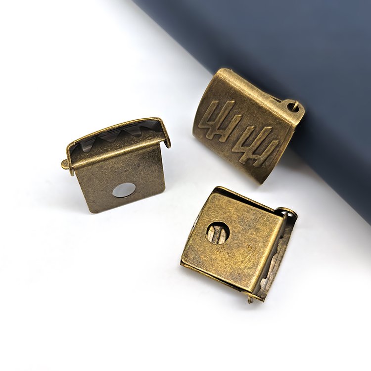 Wholesale Cheap Good Quality 18mm Baseball Cap Metal Clip Buckle Vintage Brass Color Decorative Adjustable Hat Buckles