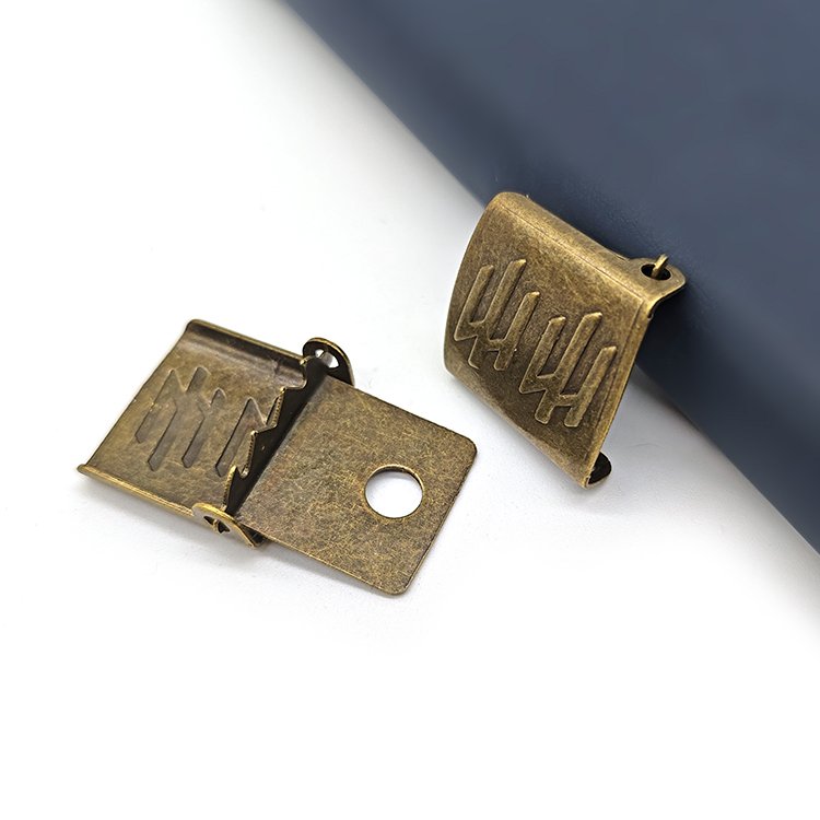 Wholesale Cheap Good Quality 18mm Baseball Cap Metal Clip Buckle Vintage Brass Color Decorative Adjustable Hat Buckles