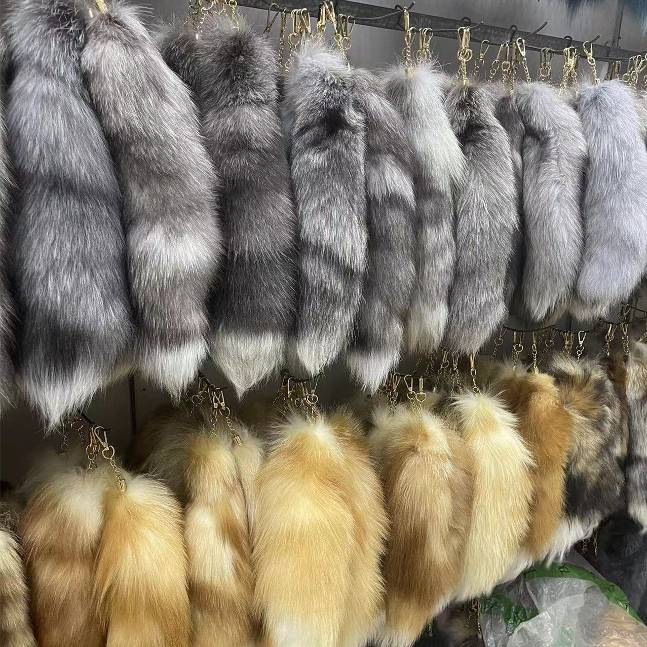 Factory Wholesale Real natural Fox tail 35-40CM fluffy fox tail animal fur tail decorative accessories key chain Pendants