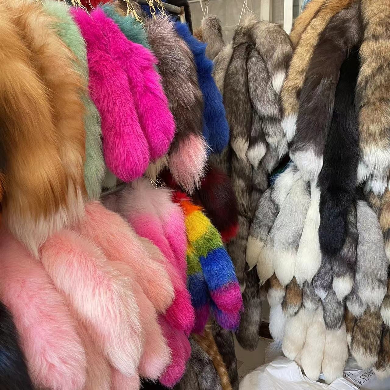 Factory Wholesale Real natural Fox tail 35-40CM fluffy fox tail animal fur tail decorative accessories key chain Pendants