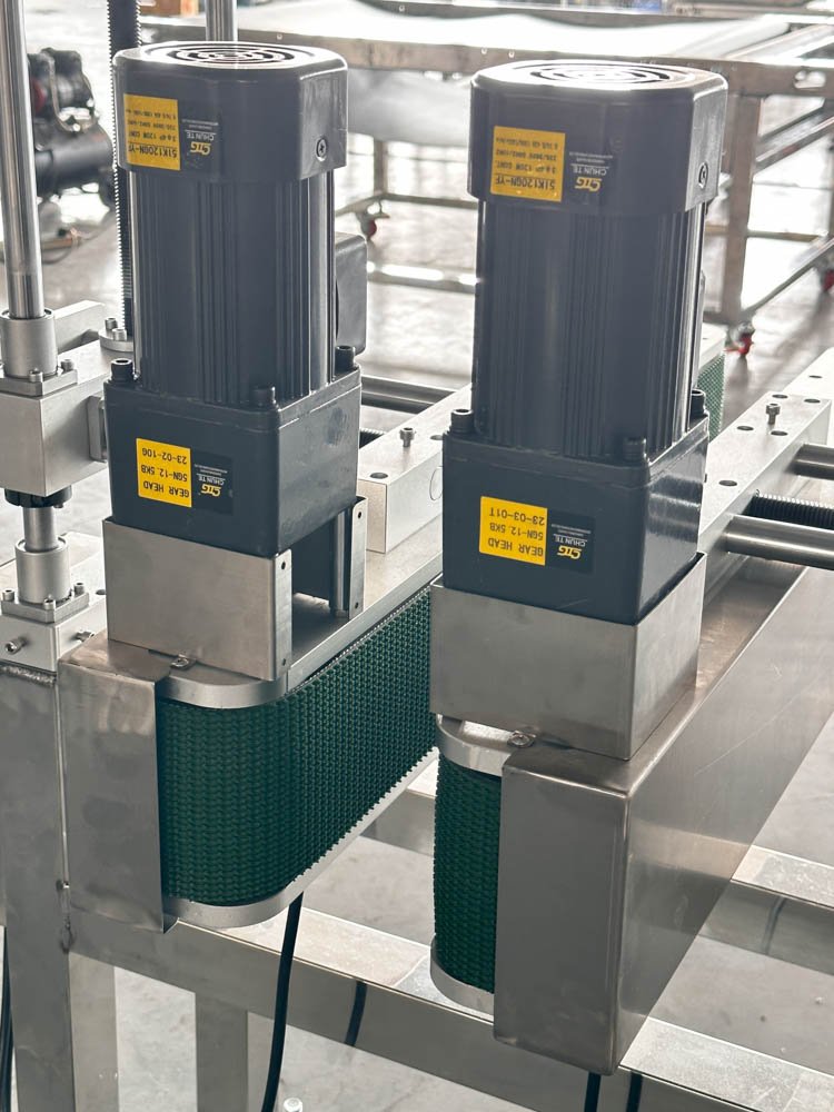 BIFA Gap Transfer Bottomless Side Gripper Grab Belt Conveyor for Uneven Bottom Bottle Pet Bottle Conveyor System