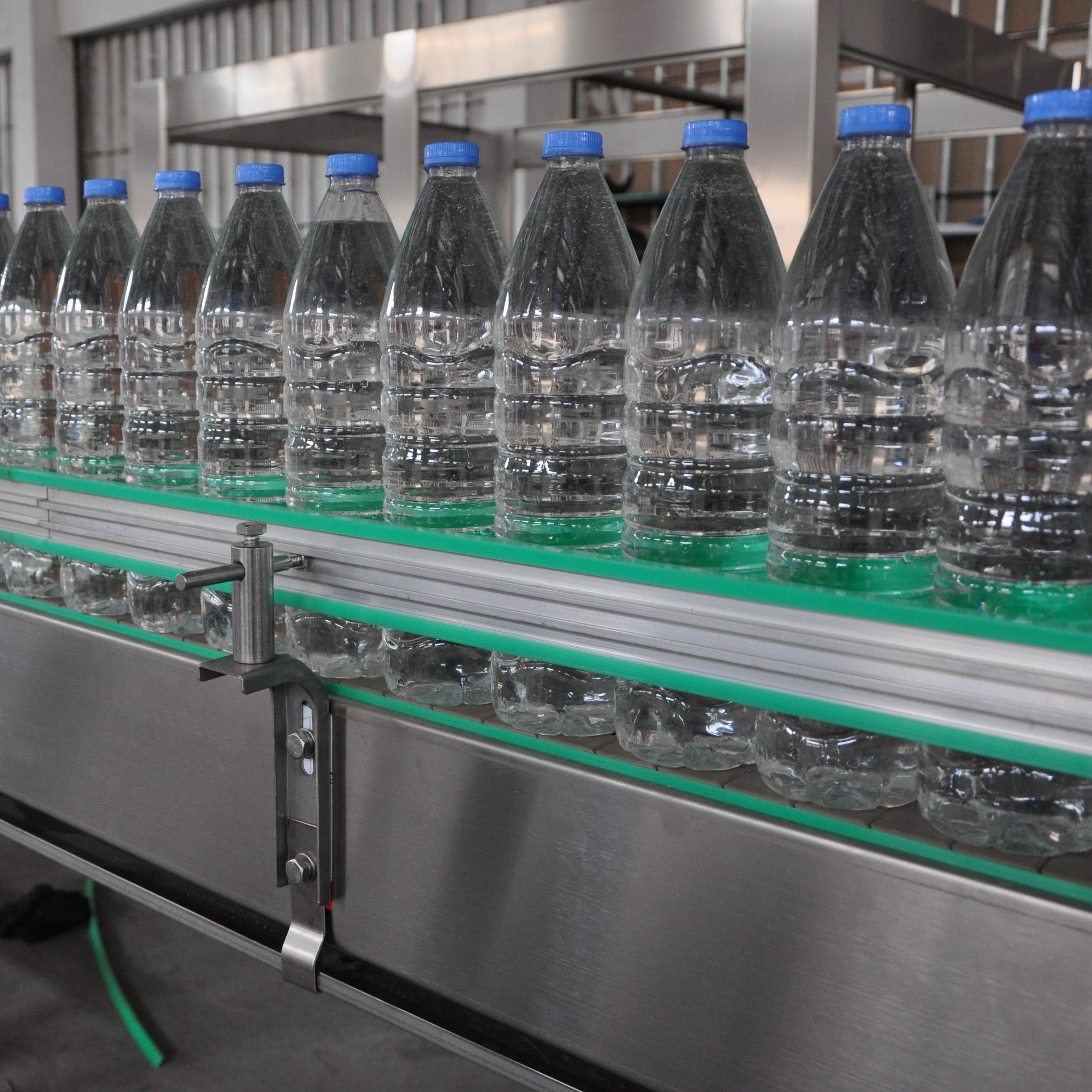 Plastic Filled Bottle Flat Chain Conveyor Belt System Machine