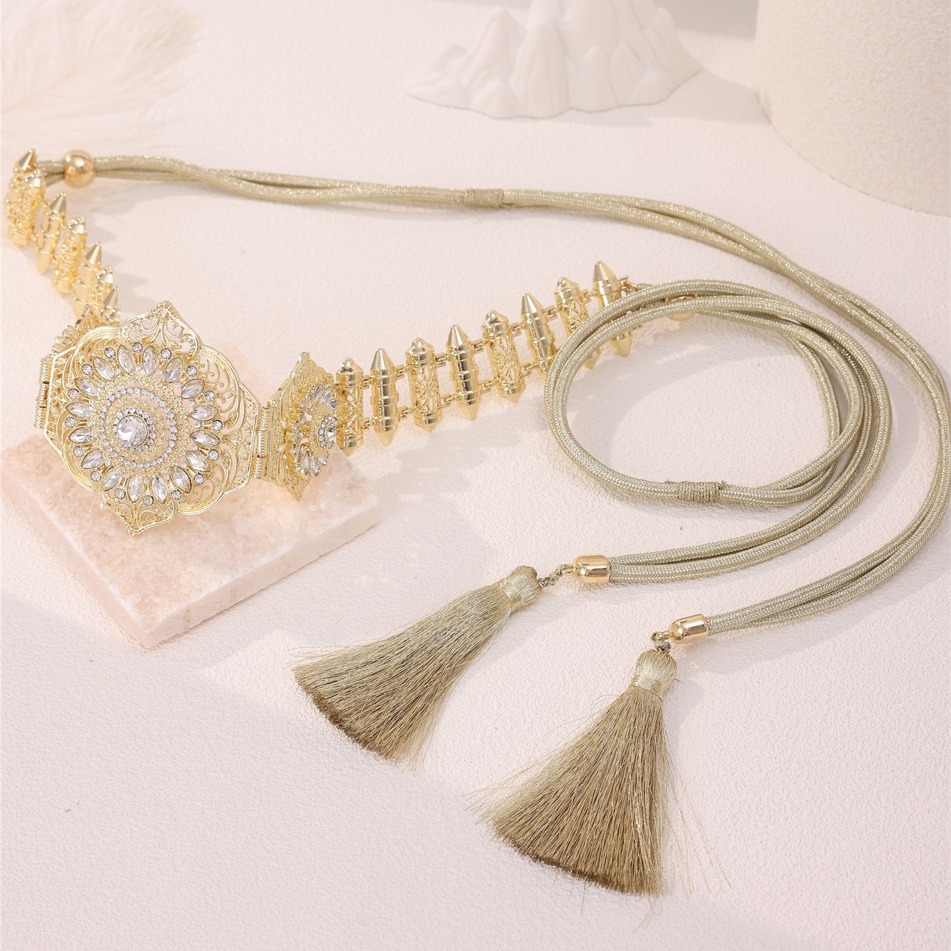 Morocco New Metal Rope Waist Chain Hollow Flowers White Rhinestone Inlaid Caftan Women Jewelry Belt