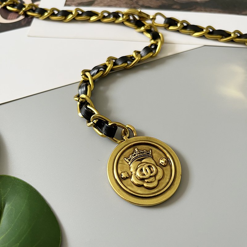 New Designs Black Gold Woven Leather Chain Belt Metal Waist Chain Small Bag Pendant Belt