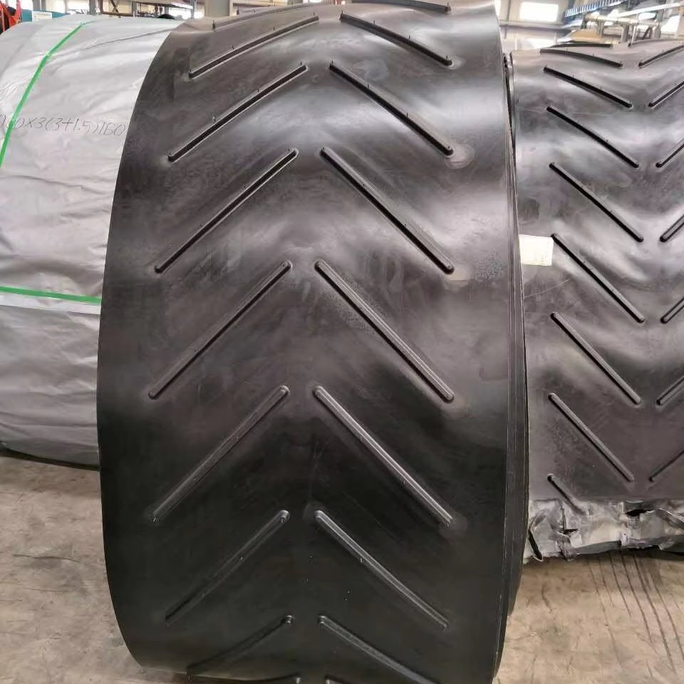 Nylon Conveyor Belt V-Pattern Surface Rubber Belt Conveyor Wear Resistant for Machine Cheap Conveyor Chain in China