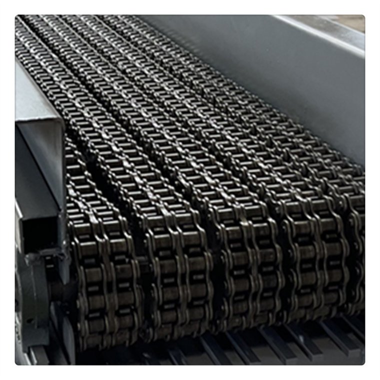 Chain belt conveyor for conveying forged artifacts, can transport burned-red iron block