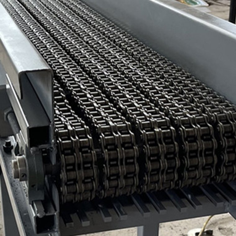 Chain belt conveyor for conveying forged artifacts, can transport burned-red iron block