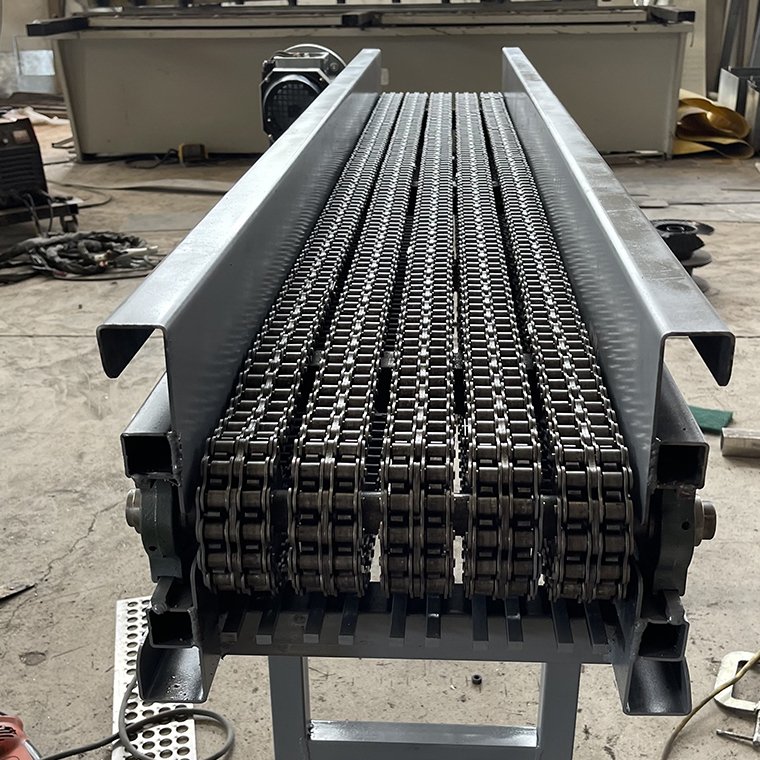Chain belt conveyor for conveying forged artifacts, can transport burned-red iron block