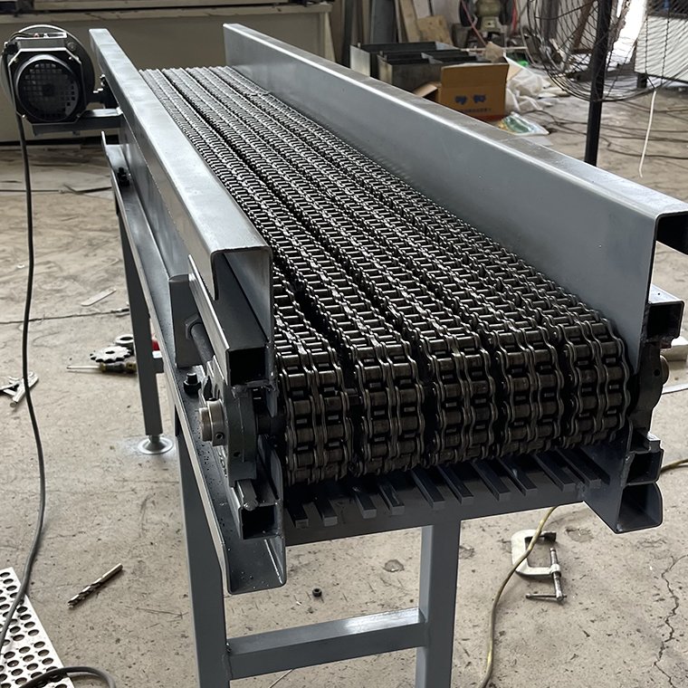 Chain belt conveyor for conveying forged artifacts, can transport burned-red iron block