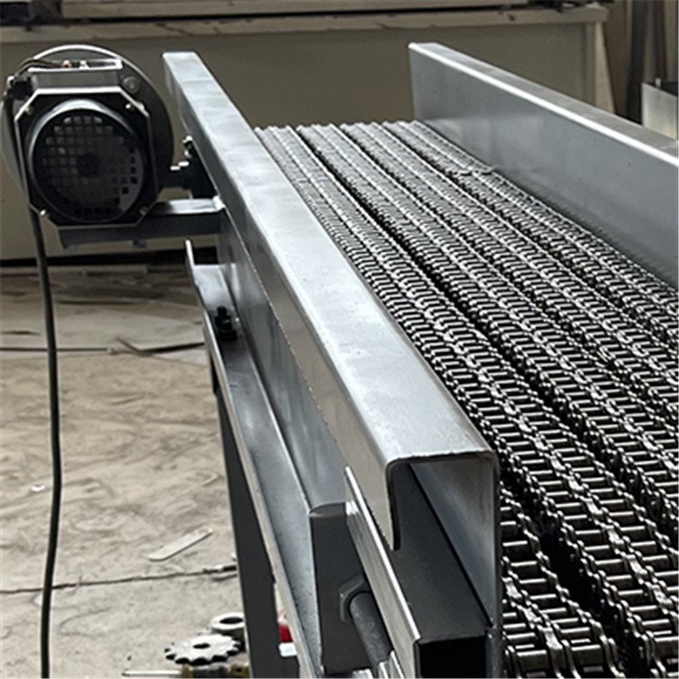 Chain belt conveyor for conveying forged artifacts, can transport burned-red iron block