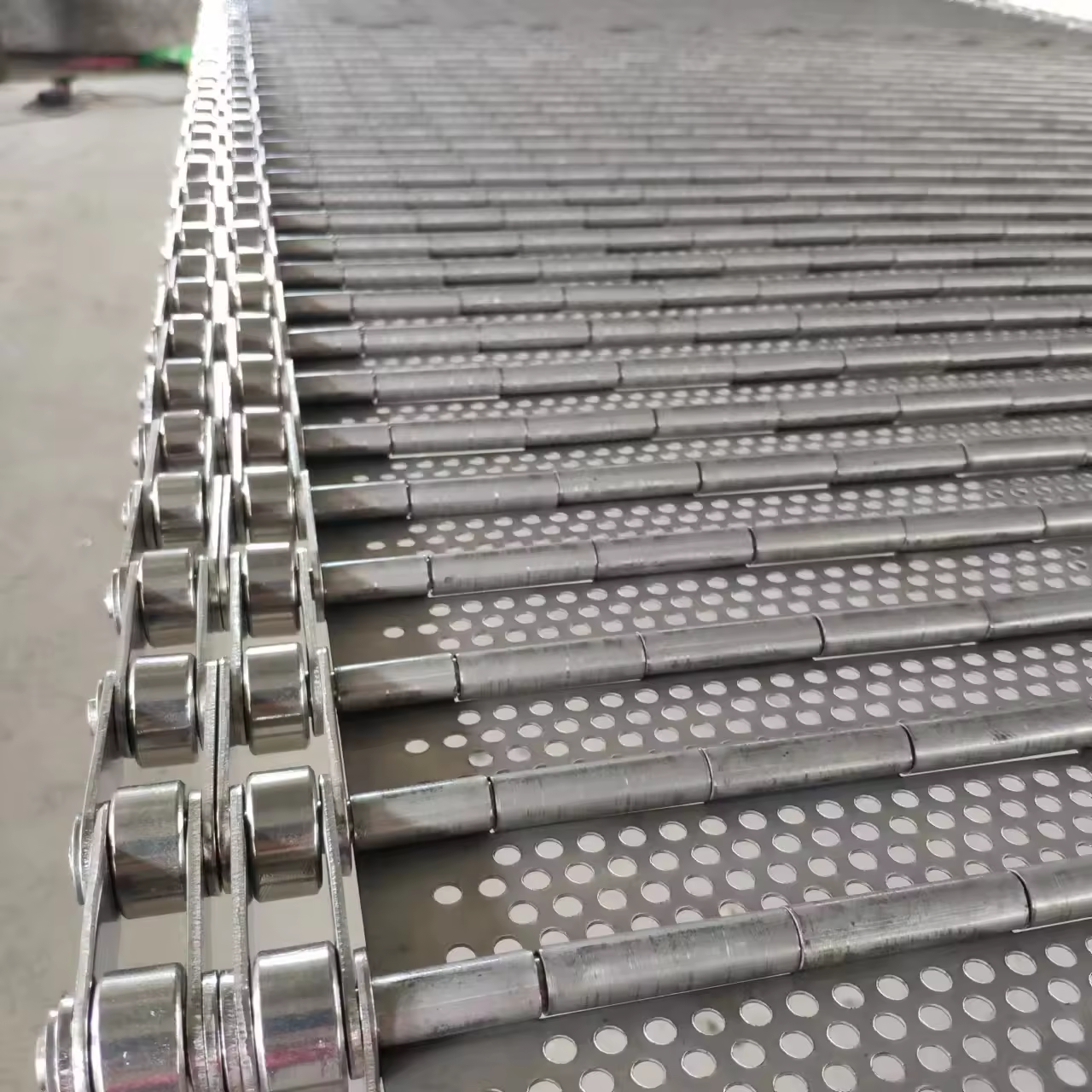 Factory Price Customized High-Temperature Resistant Perforated Chain Plate Belt Assembly Line