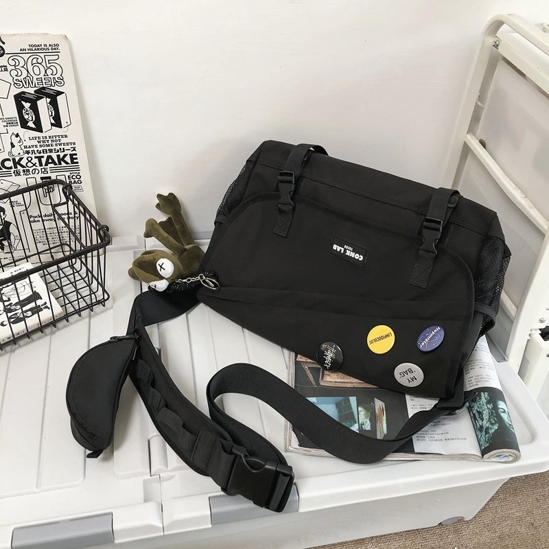 Custom Designed Large Gym Bag for Men Women High Capacity Fitness Messenger Bag with Embroidery Decoration for Travel School Use