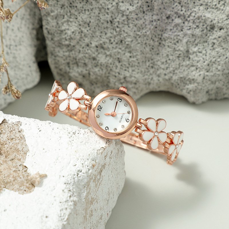 5 Gift Fashion Wholesale Manufacturers Direct Everything Little Daisy Ladies Flower Bottoming Oil Chain Quartz Watch Set