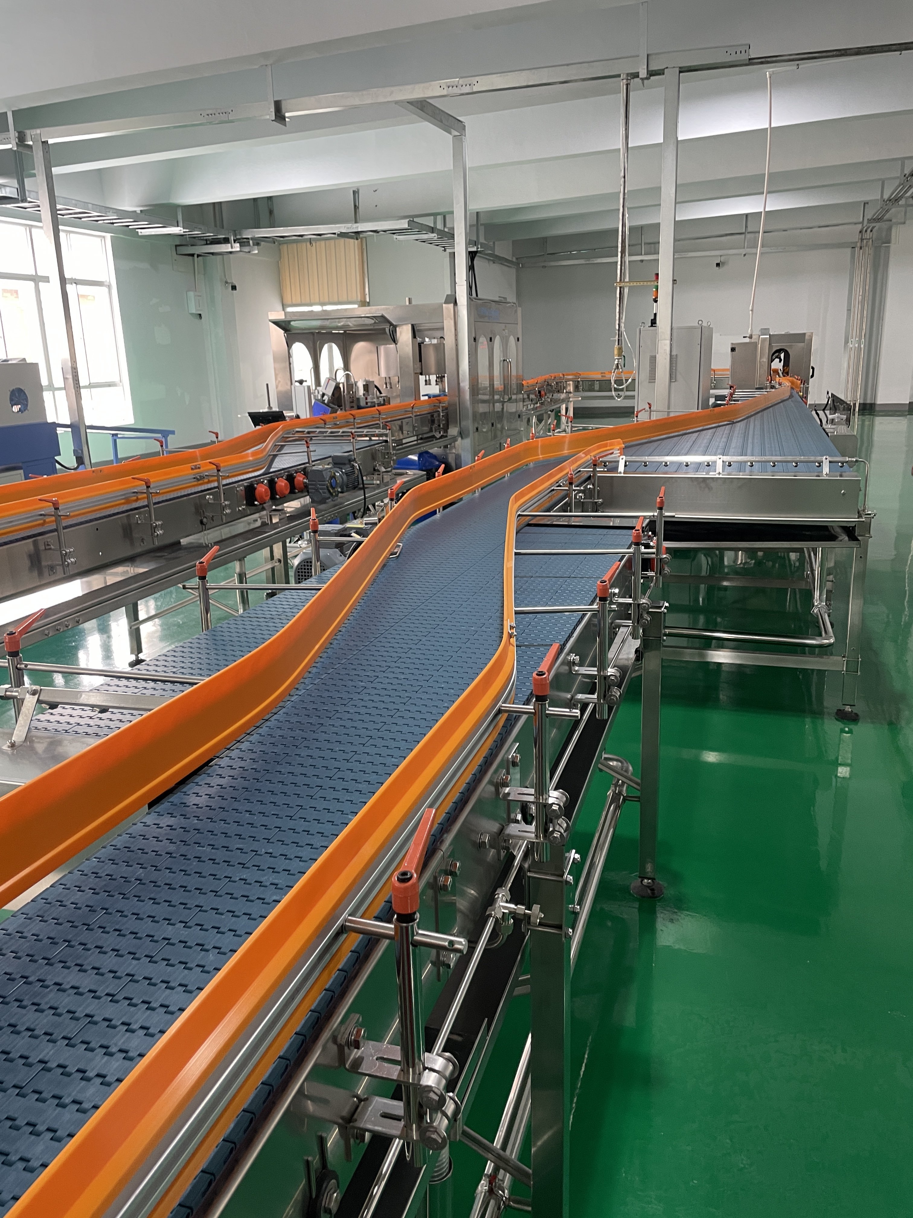 Bifa Plastic POM PP PE Table Top Slat Flat Plastic Conveyor Belt With guide rail for conveying water bottles