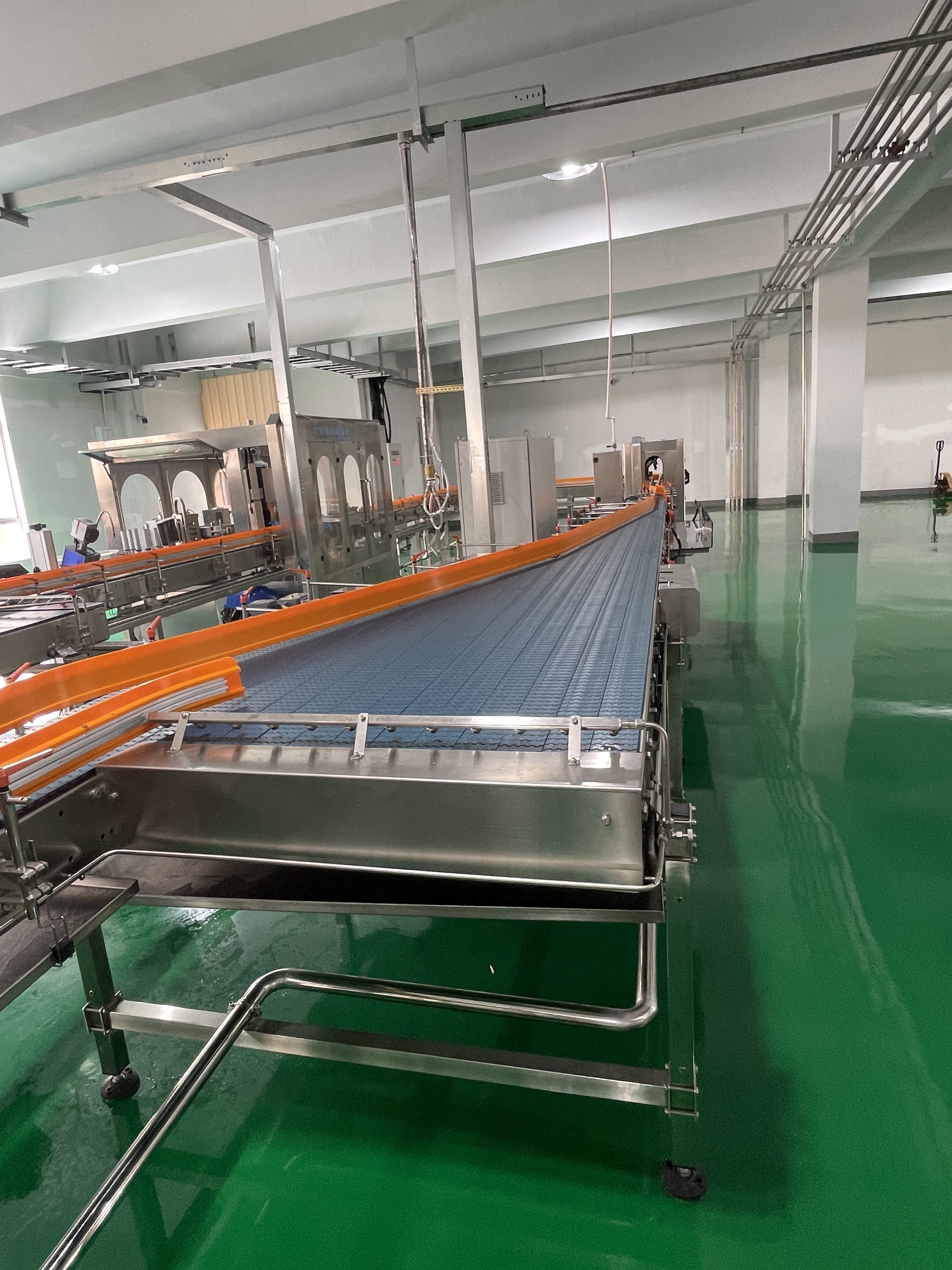 Bifa Plastic POM PP PE Table Top Slat Flat Plastic Conveyor Belt With guide rail for conveying water bottles