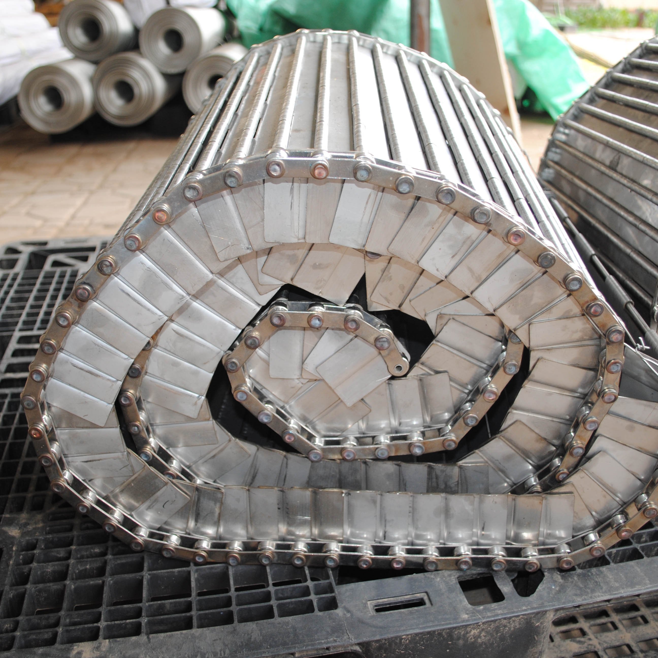 Stainless steel mesh metal perforated chain plate conveyor belt used for bottle transport