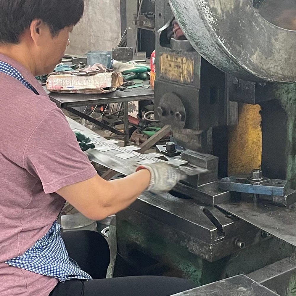 Stainless steel mesh metal perforated chain plate conveyor belt used for bottle transport