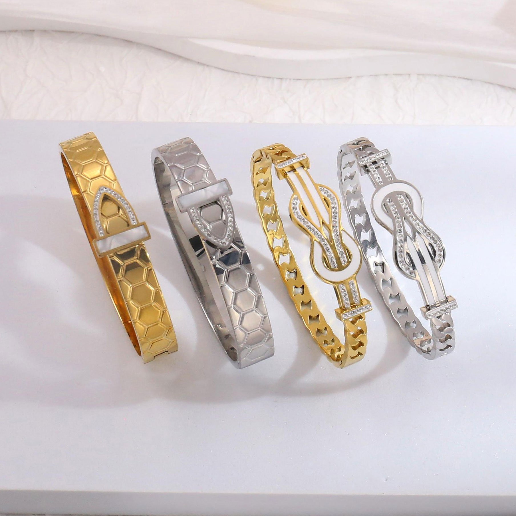 Luxury Bracelet Jewelry Belt Design with Diamond 18K Gold Plated Stainless Steel Bracelet Classic Atmospheric Lace Bangle