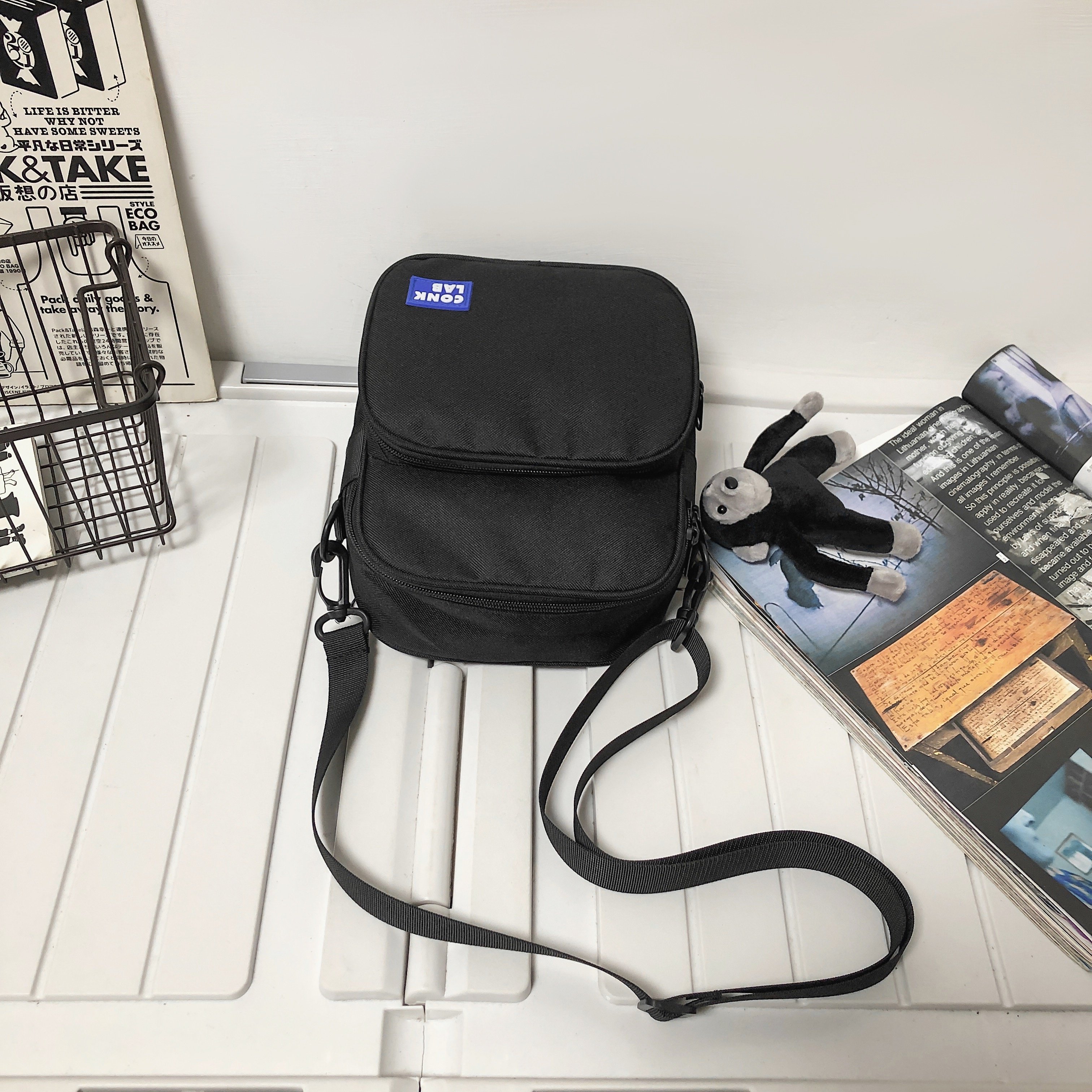 Wholesale Unisex Fashion Waterproof Oxford Handbag Lady Messenger Sling Shoulder Travel Pack Crossbody with Chain Decoration