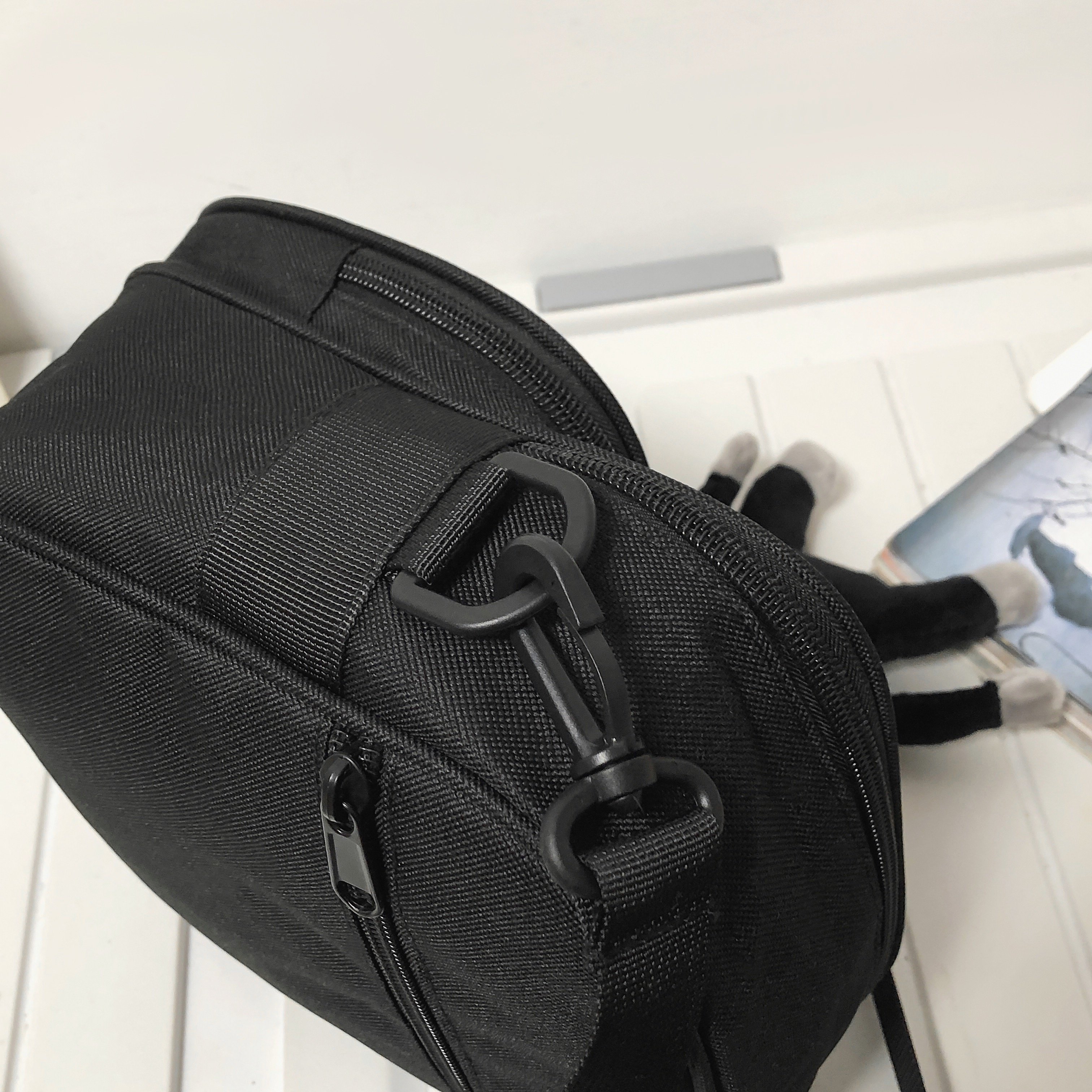 Wholesale Unisex Fashion Waterproof Oxford Handbag Lady Messenger Sling Shoulder Travel Pack Crossbody with Chain Decoration