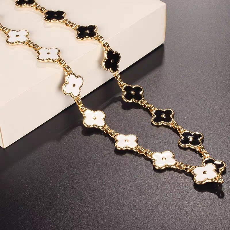 Latest Catalog Designer Belt Four Leaf Clover Chain Belts Elegant Women Pendant Adjustable Waist Chain Designer Leather Belts