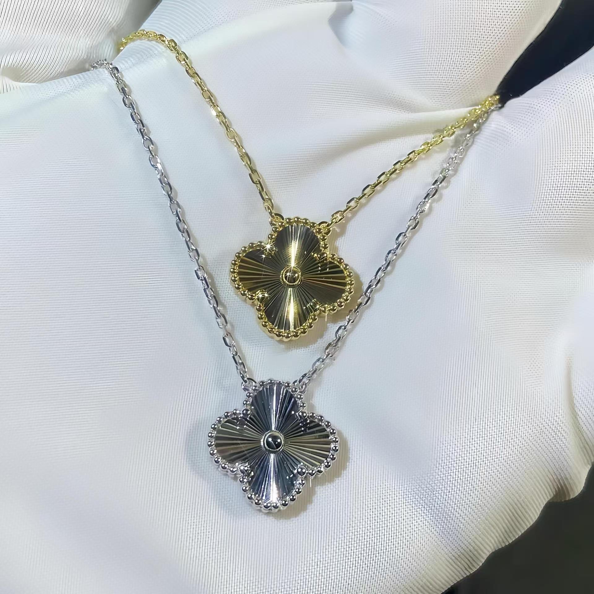 Wholesale of high-quality women's high-end jewelry single flower three leaf necklaces and agate mother of pearl necklaces
