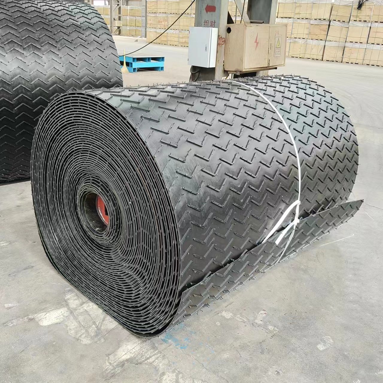 Nylon Conveyor Belt Muti-V-Pattern EP Rubber Belt Conveyor Wear Resistant for Machine Cheap Conveyor Chain in China
