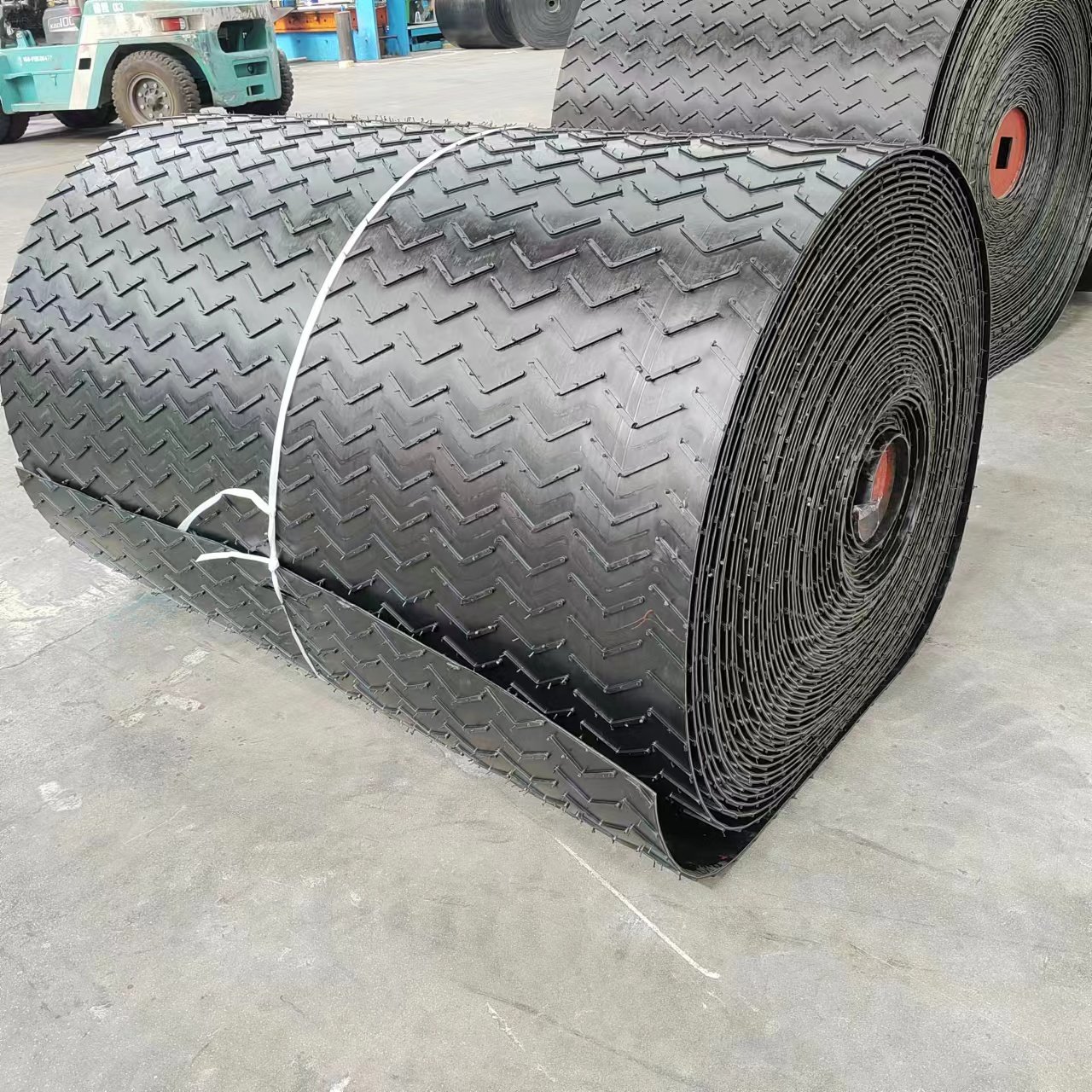 Nylon Conveyor Belt Muti-V-Pattern EP Rubber Belt Conveyor Wear Resistant for Machine Cheap Conveyor Chain in China