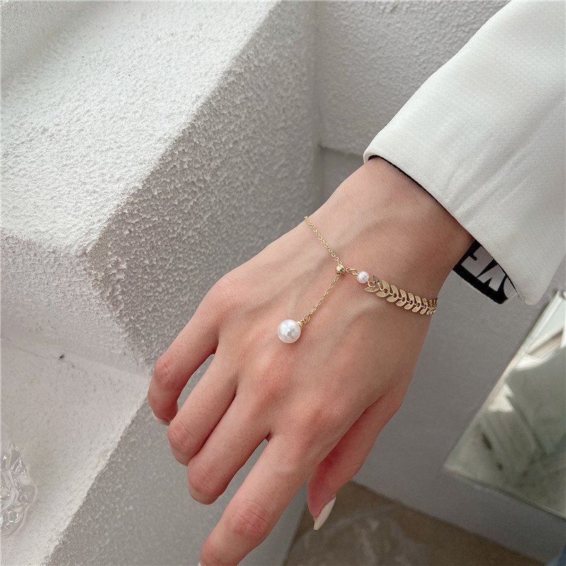 Small green watch light luxury women's pigeon egg case full of diamonds British belt watch fashion alloy bracelet watch set