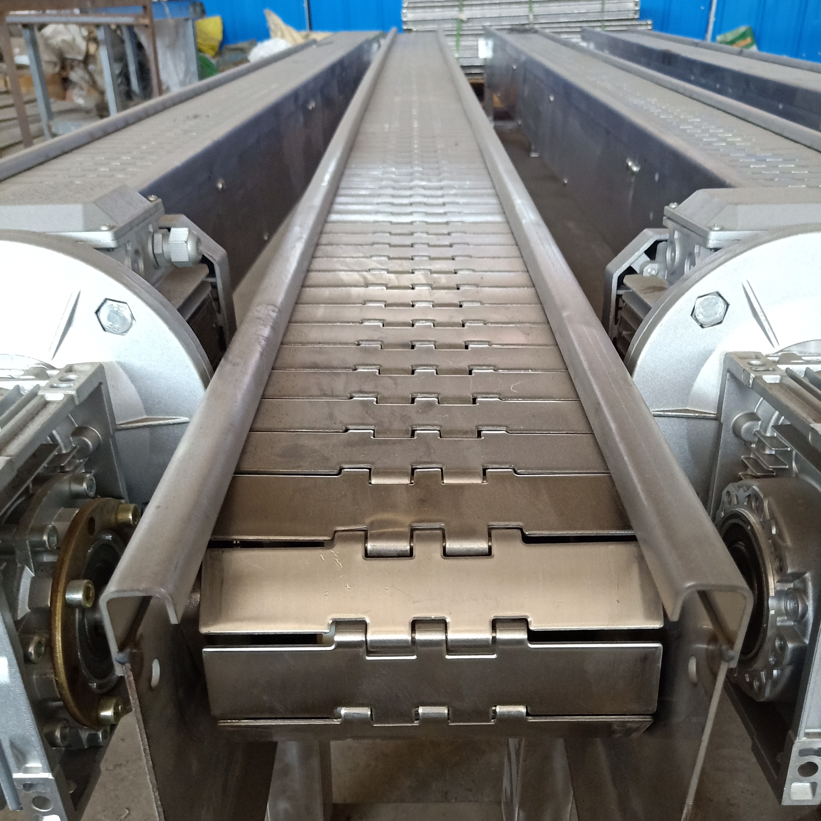 Stainless Steel Flat Table Top Chain Plate Belt Conveyor For Conveying Bottles Cans And Boxes