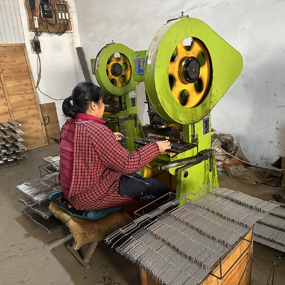 Double edge treatment customized size 304 stainless steel wire mesh enrober conveyor belt with free locks