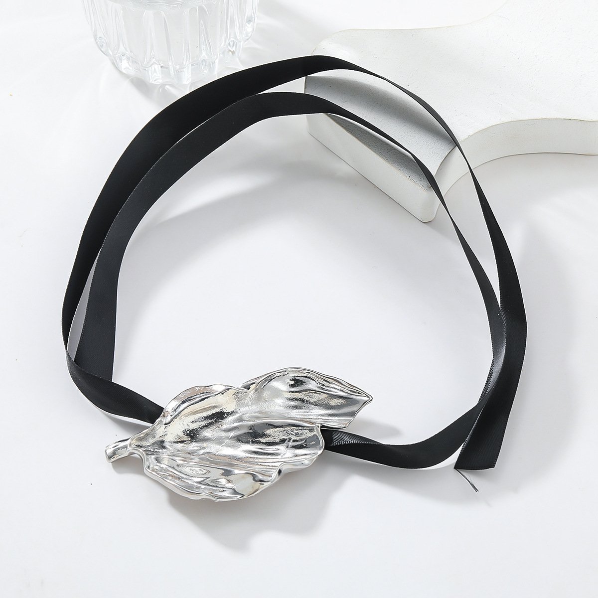 2024 Fashion Jewelry Wholesale 3D Zinc Alloy Metal Collar Leaves Necklace Fashionable Leaf Satin Belt Choker Choker Necklaces