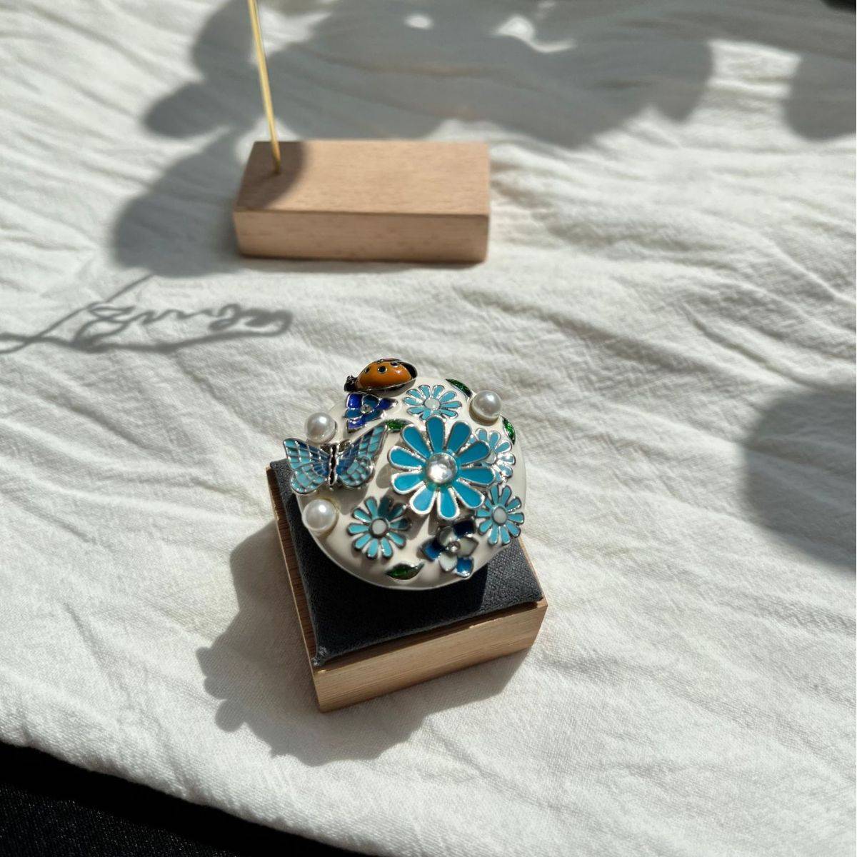 Retro elastic rope ring white drip glaze butterfly flowers niche Qingdao middle -aged ear decoration European and American cute