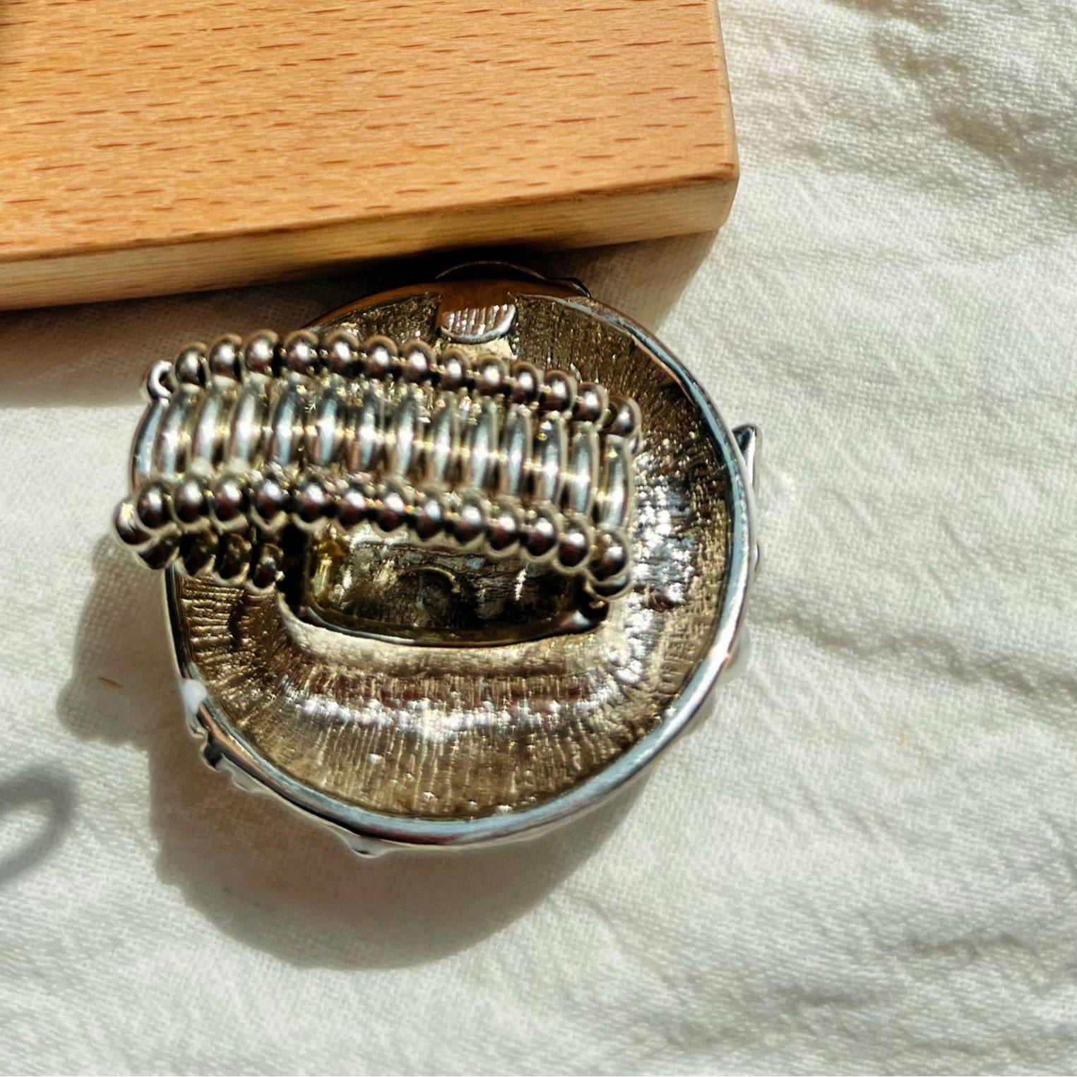 Retro elastic rope ring white drip glaze butterfly flowers niche Qingdao middle -aged ear decoration European and American cute
