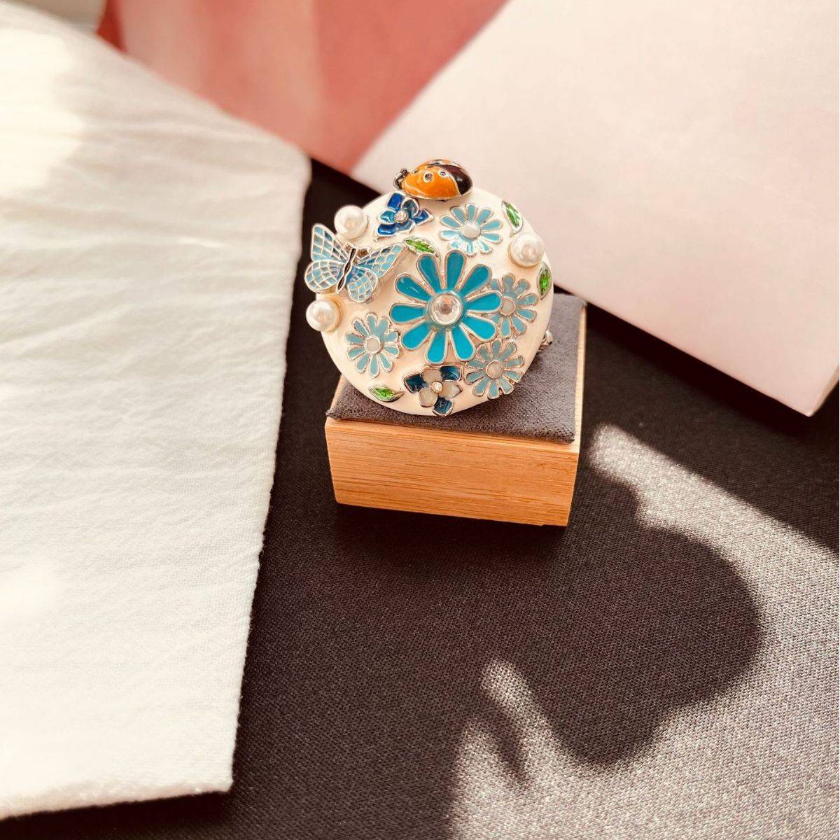Retro elastic rope ring white drip glaze butterfly flowers niche Qingdao middle -aged ear decoration European and American cute