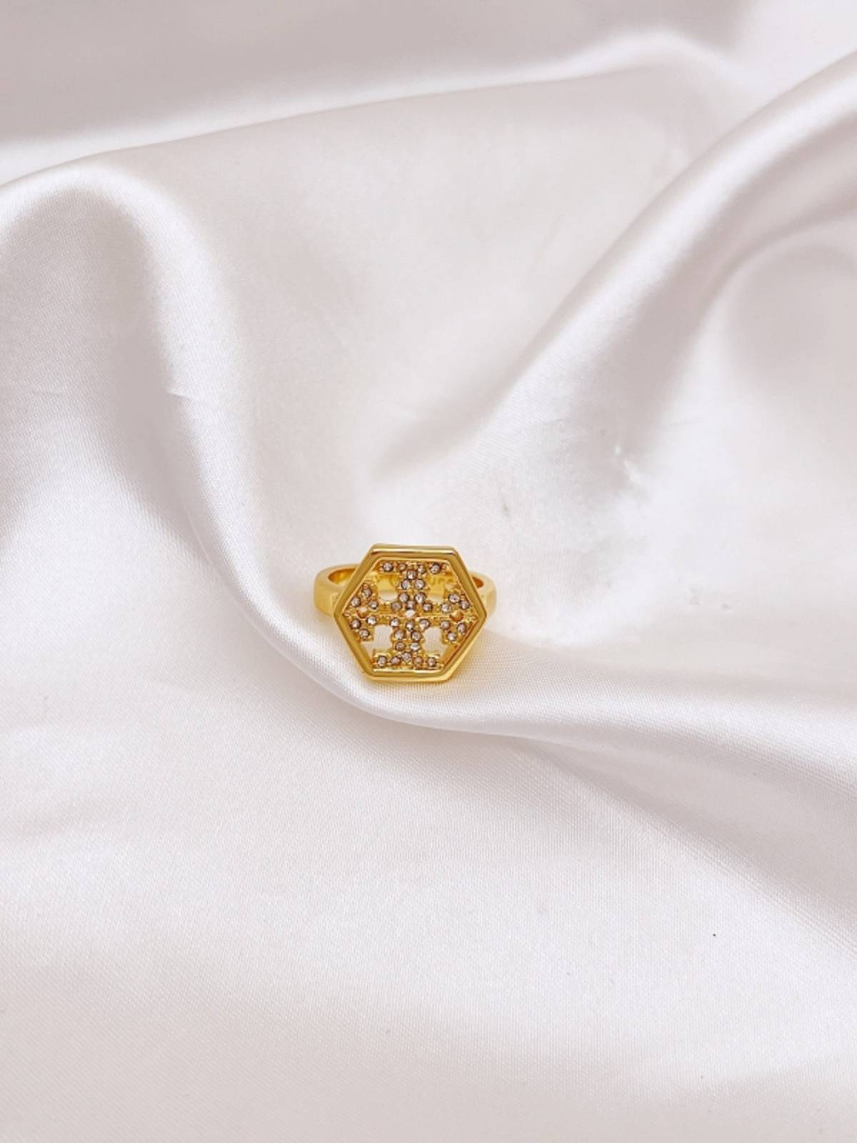 Qingdao jewelry European and American style niche design temperament, light luxury diamond logo logo hollow niche versatile ring woman