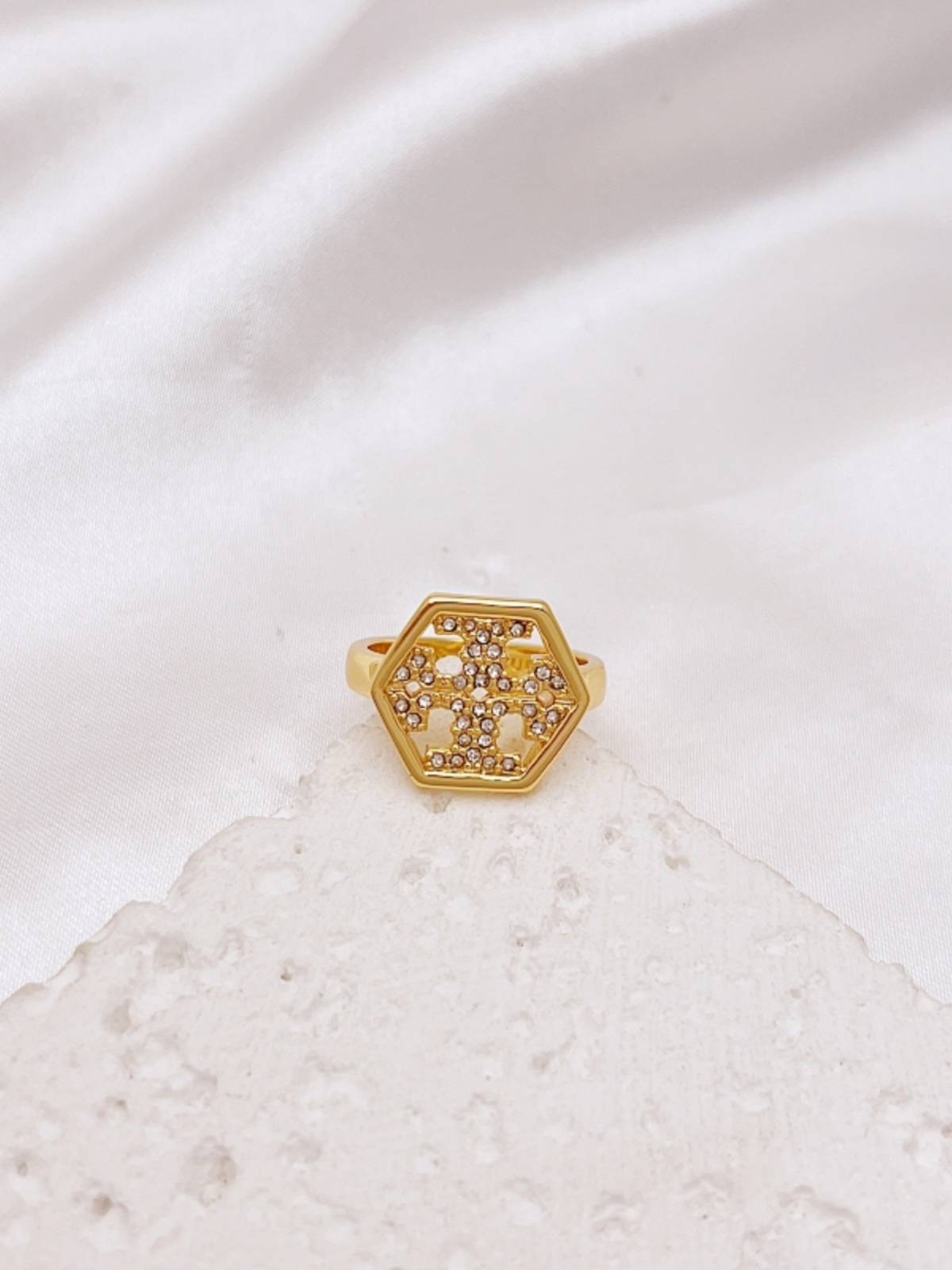 Qingdao jewelry European and American style niche design temperament, light luxury diamond logo logo hollow niche versatile ring woman