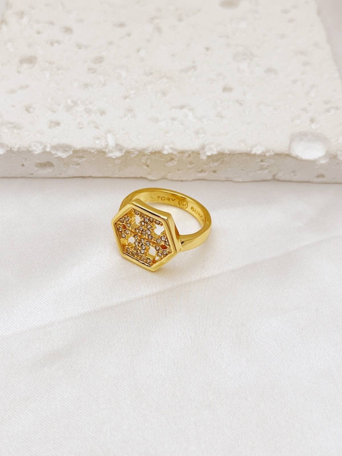 Qingdao jewelry European and American style niche design temperament, light luxury diamond logo logo hollow niche versatile ring woman