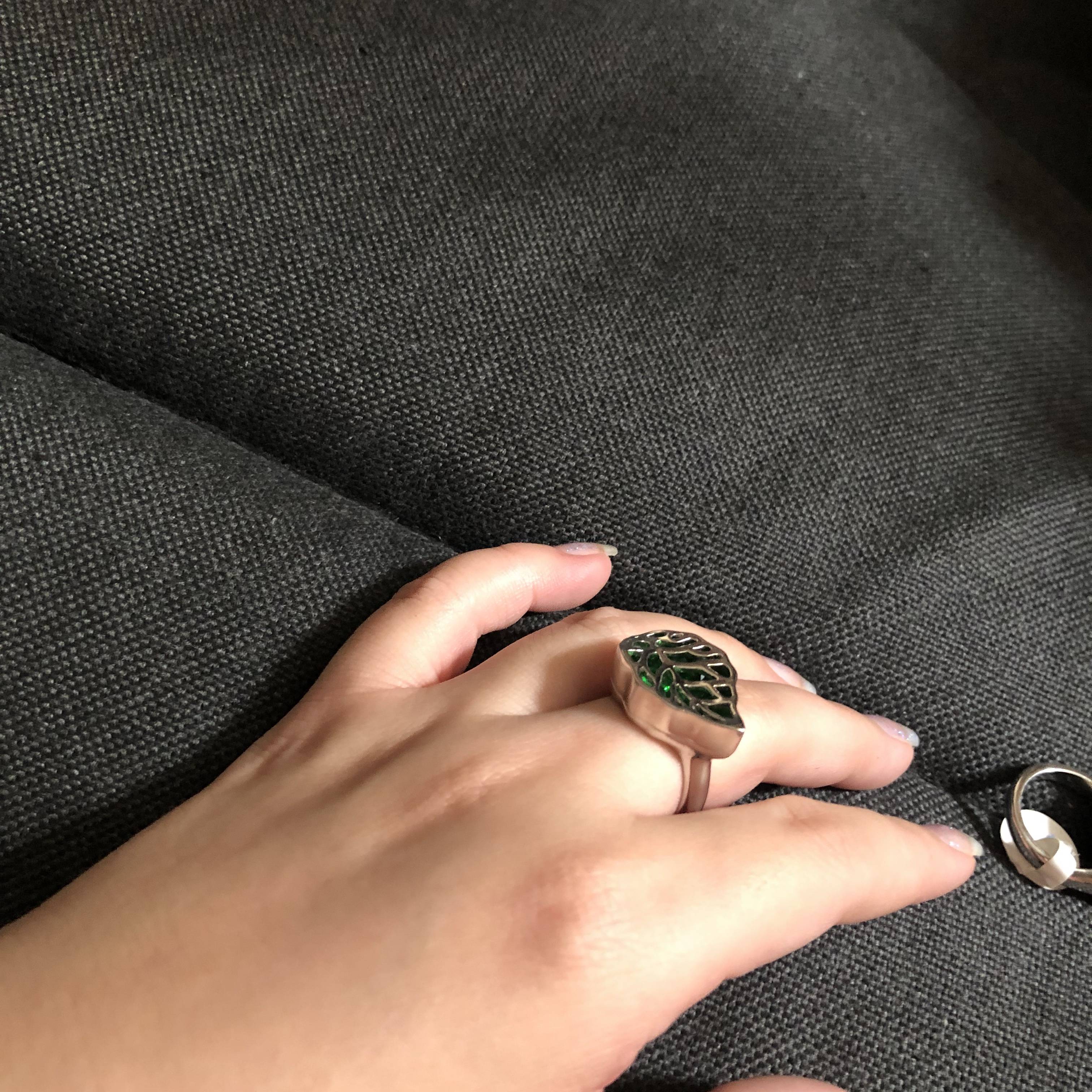The original single is exquisite, smooth stereo personality leaf ring jewelry ring