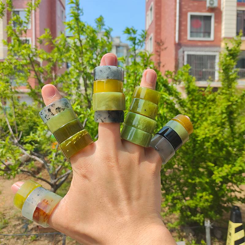 New Chinese -style national style with natural jade small accessories women's finger ring ring ring caliber random diverse delivery