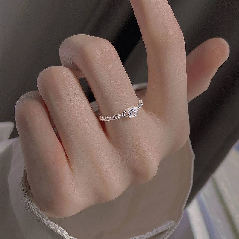 Outlets brand discount store withdrawn from the cabinet to pick up the leakage and luxurious silver rings outlets women's accessories