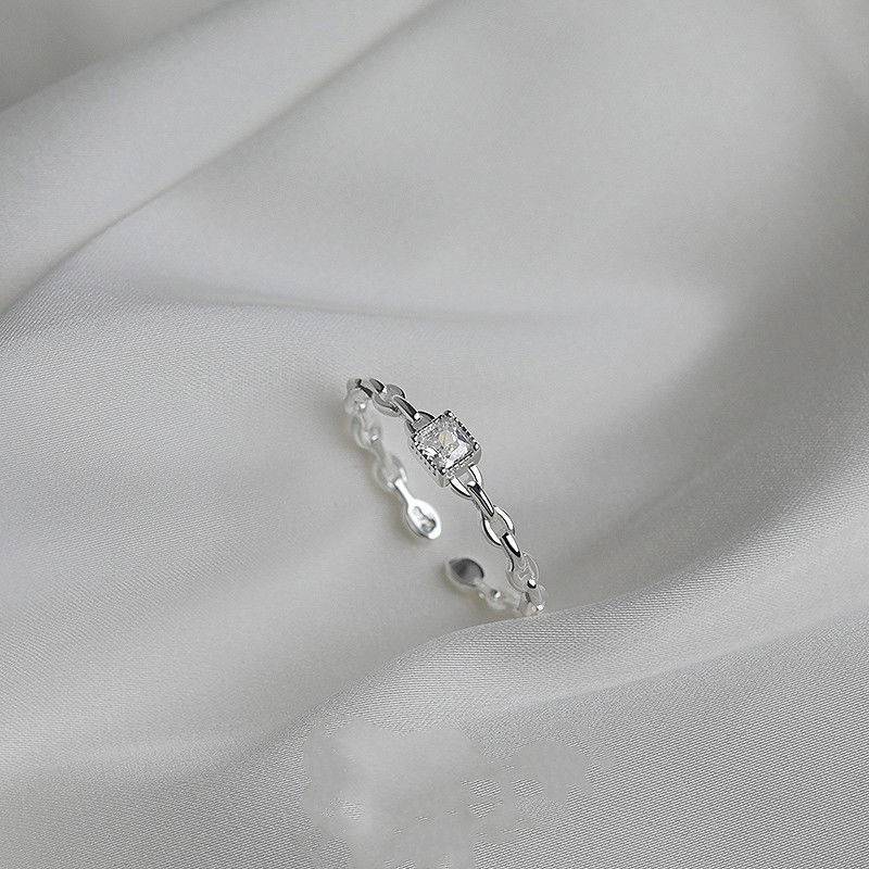 Outlets brand discount store withdrawn from the cabinet to pick up the leakage and luxurious silver rings outlets women's accessories