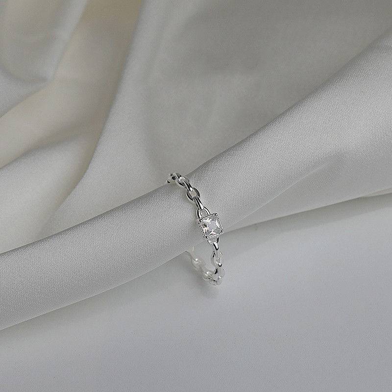 Outlets brand discount store withdrawn from the cabinet to pick up the leakage and luxurious silver rings outlets women's accessories