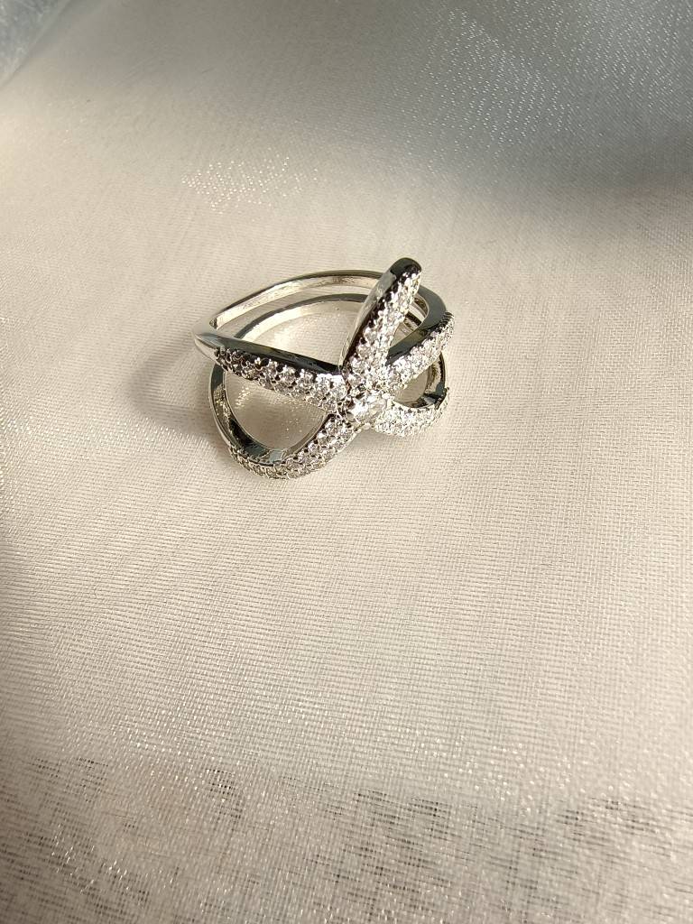 A seven -one love without decorative jewelry alloy plating platinum diamonds inlaid starfish ring